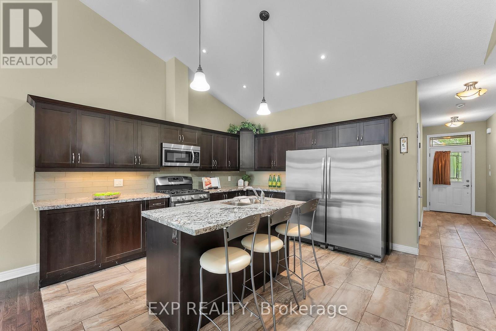 Photo 9 of 4 5490 Prince Edward Avenue, Niagara Falls ON