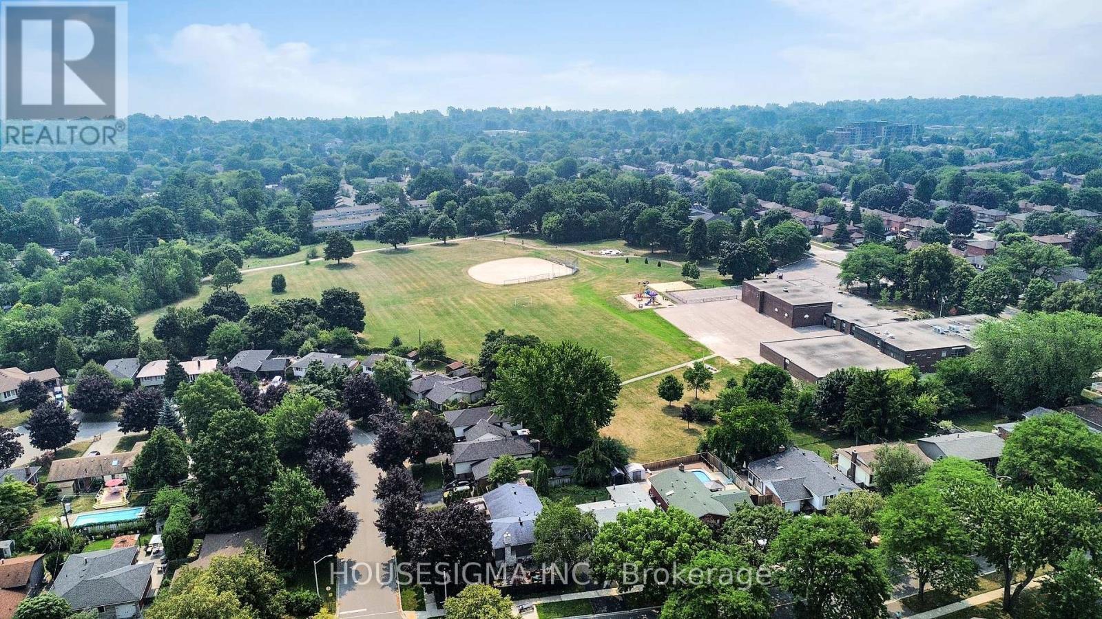 Photo 2 of 641 Glen Moor Crescent, Burlington ON