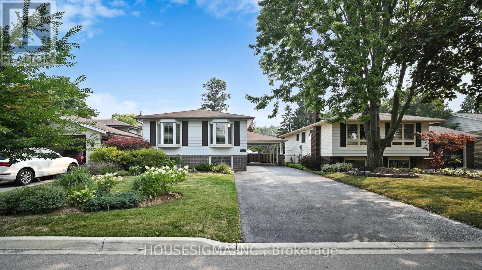 Photo 39 of 641 Glen Moor Crescent, Burlington ON