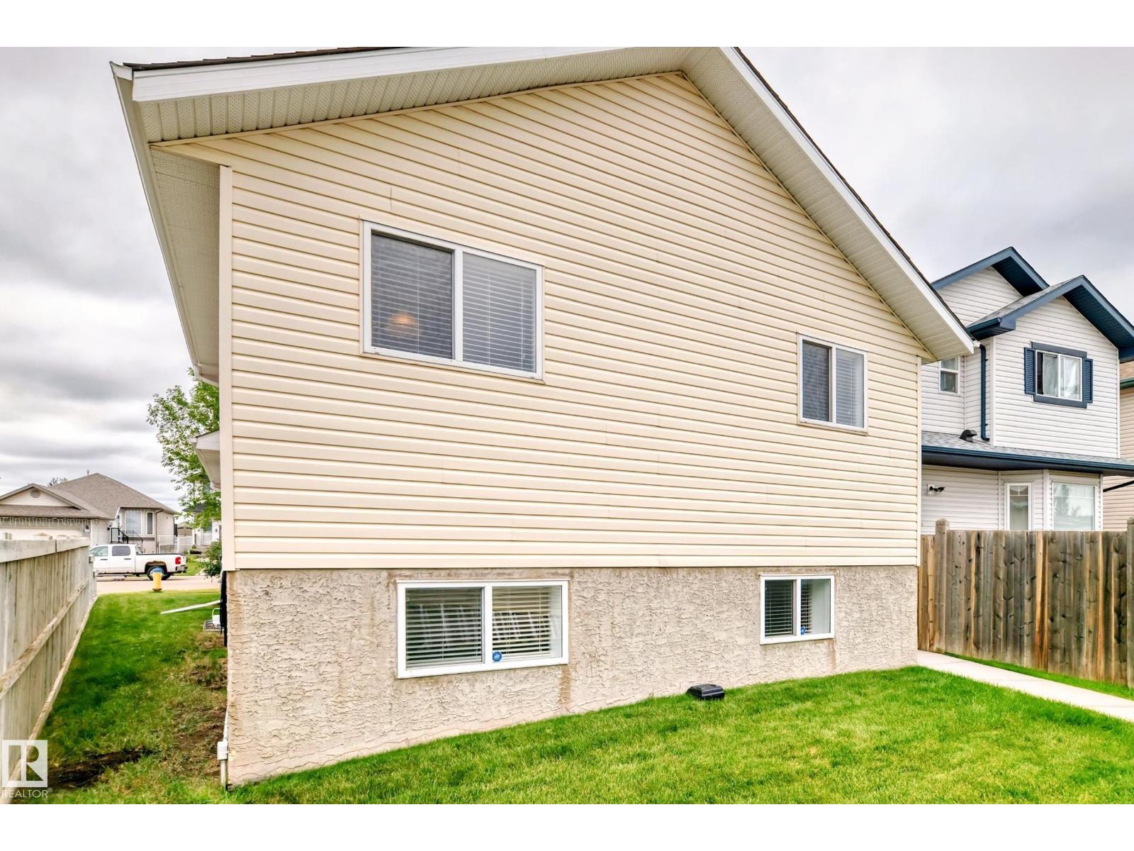 Photo 32 of 17215 88 St Nw, Edmonton AB