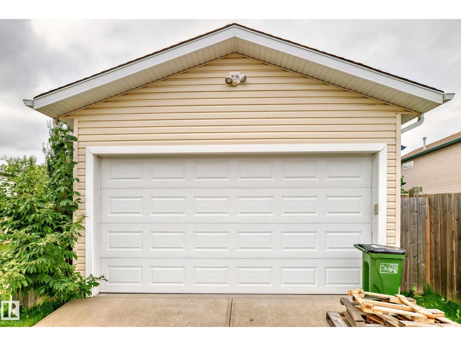Photo 39 of 17215 88 St Nw, Edmonton AB