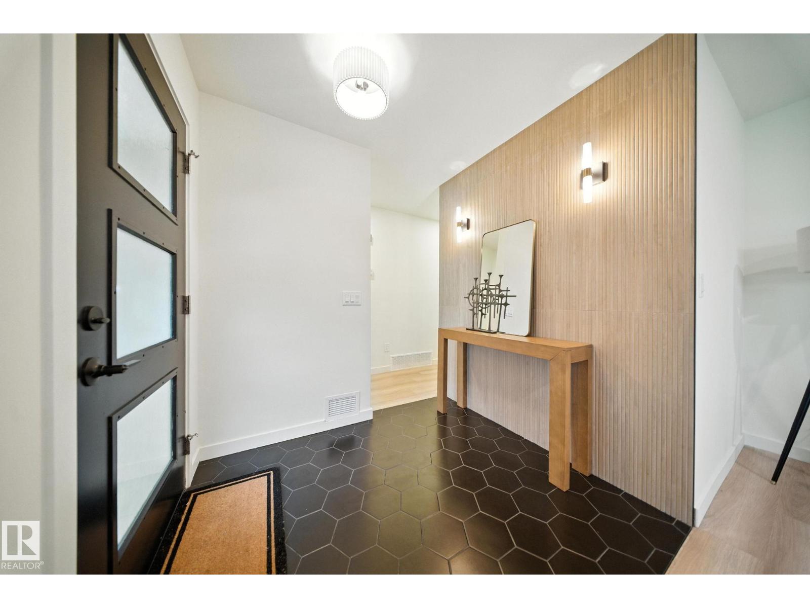 Photo 11 of 9444 74 St Nw, Edmonton AB