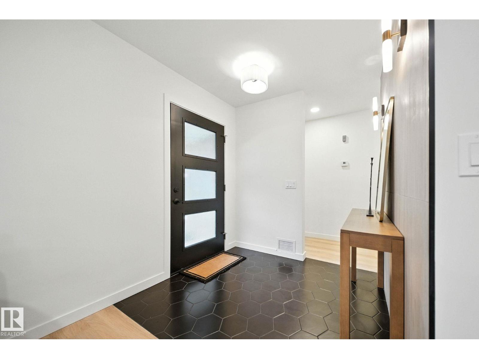 Photo 22 of 9444 74 St Nw, Edmonton AB