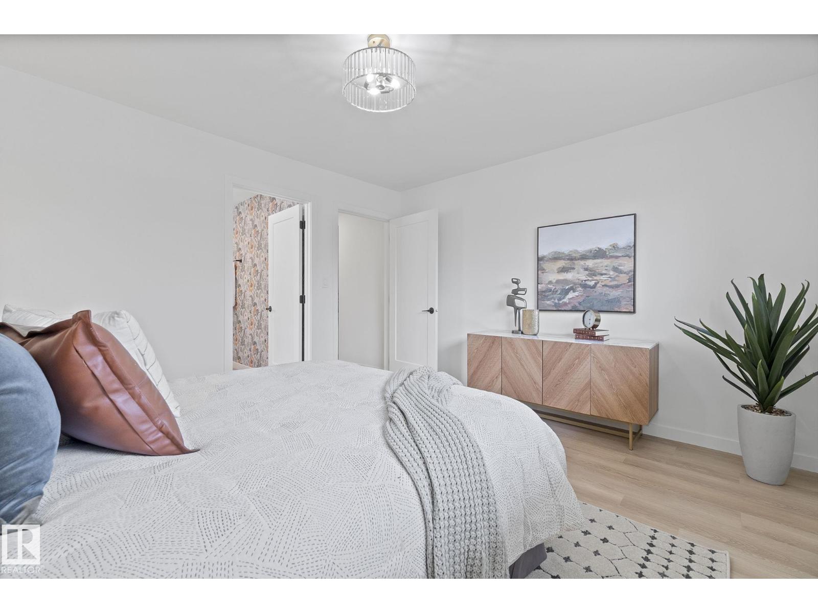 Photo 17 of 9444 74 St Nw, Edmonton AB