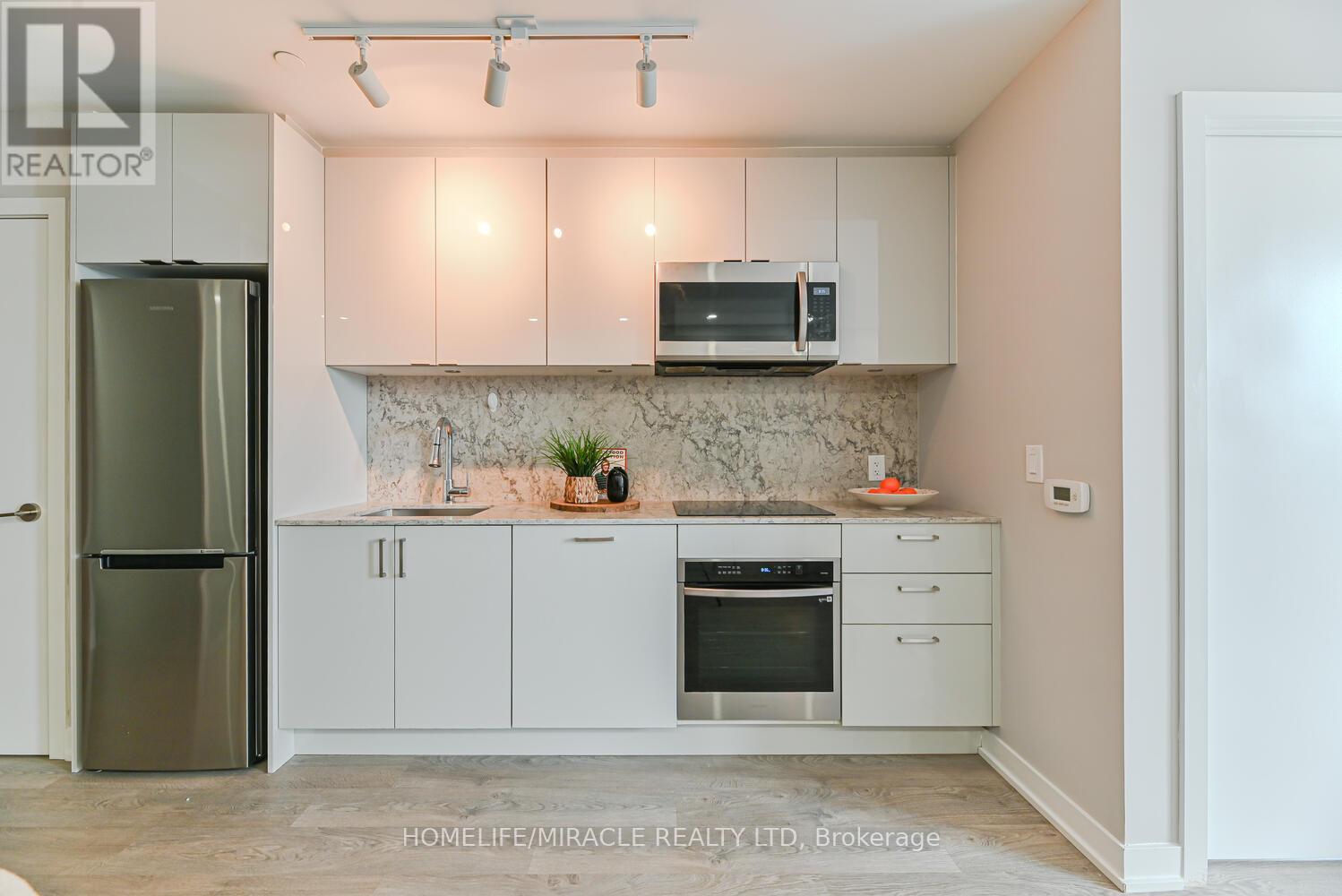 Photo 4 of 3811 1926 Lakeshore Boulevard, Toronto ON