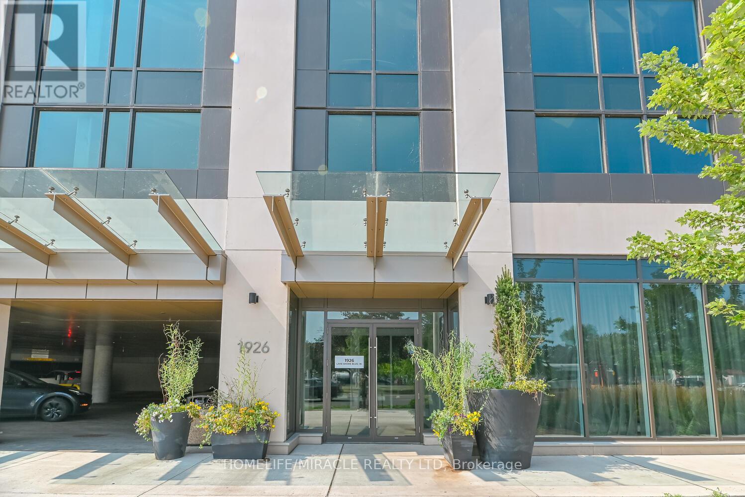 Photo 2 of 3811 1926 Lakeshore Boulevard, Toronto ON