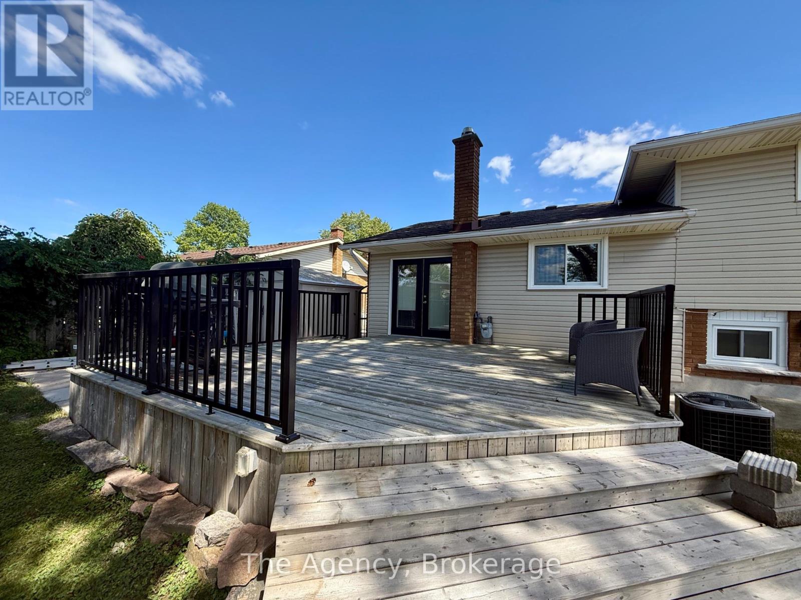 Photo 20 of 24 Gladys Avenue, Welland ON
