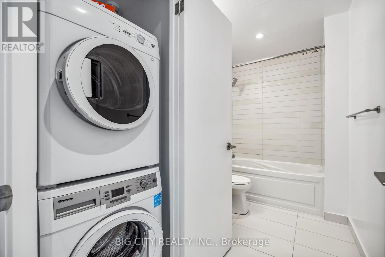 Photo 2 of 3107 87 Peter Street, Toronto ON