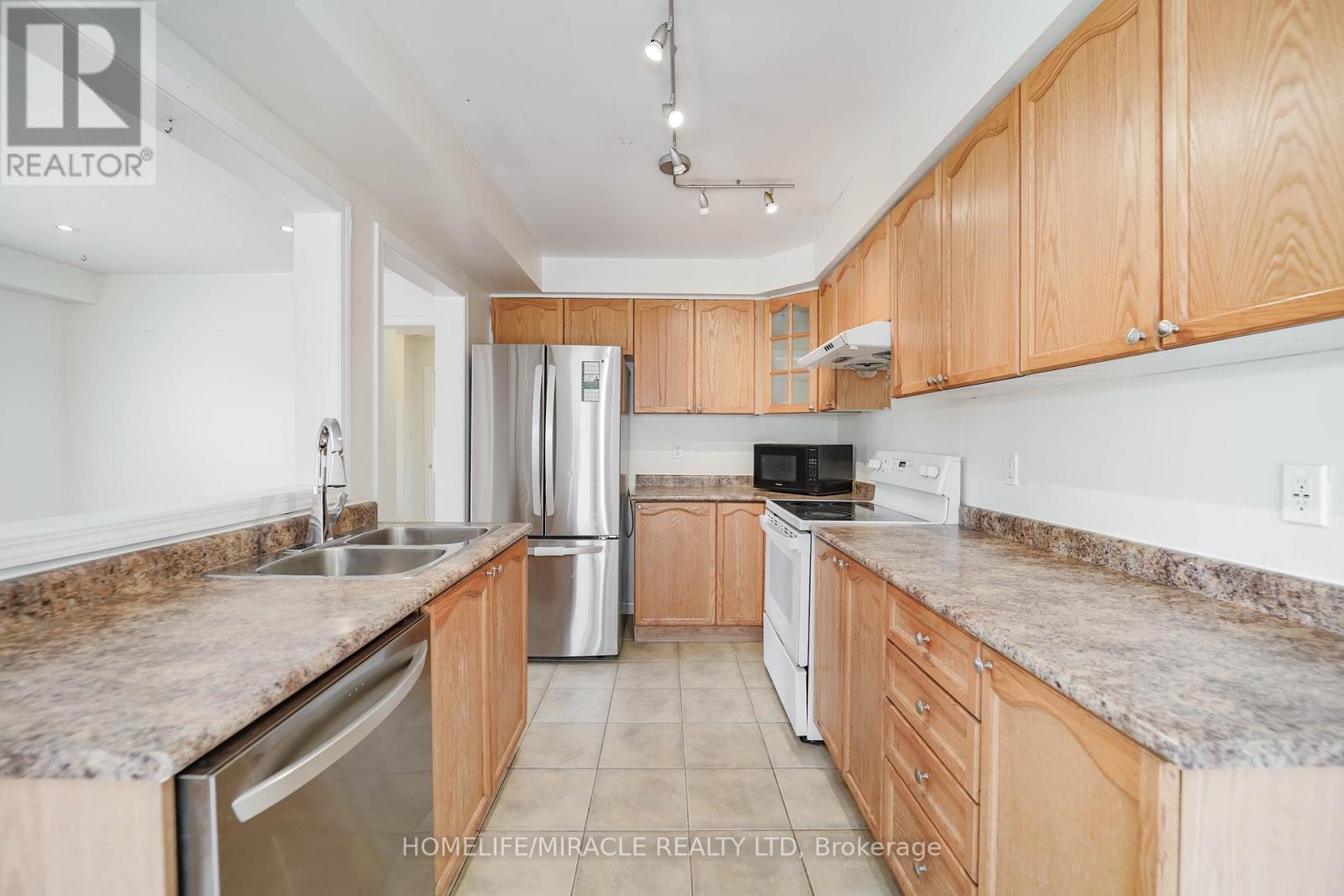 Photo 16 of 95 Kirkland Place, Whitby ON