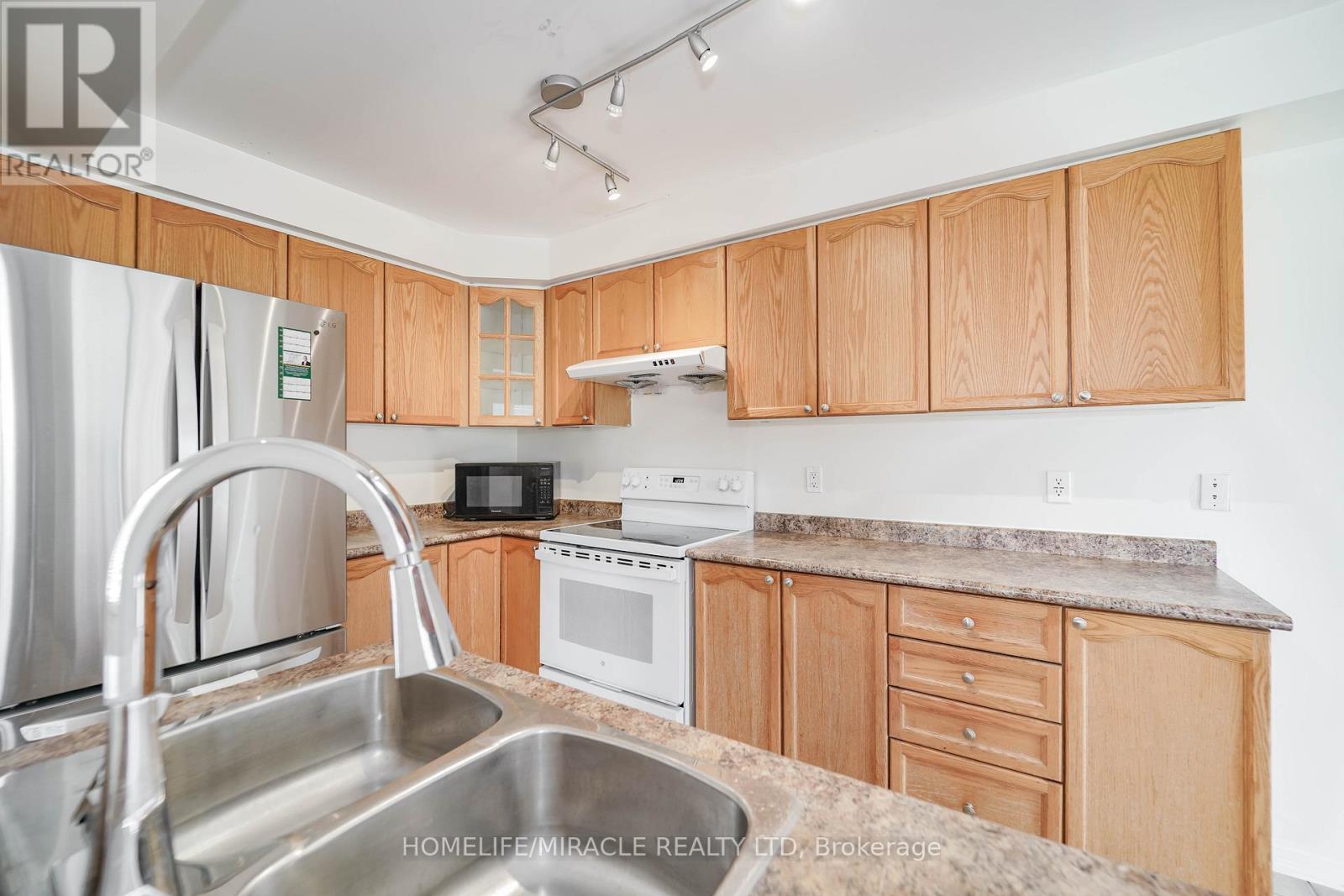 Photo 19 of 95 Kirkland Place, Whitby ON