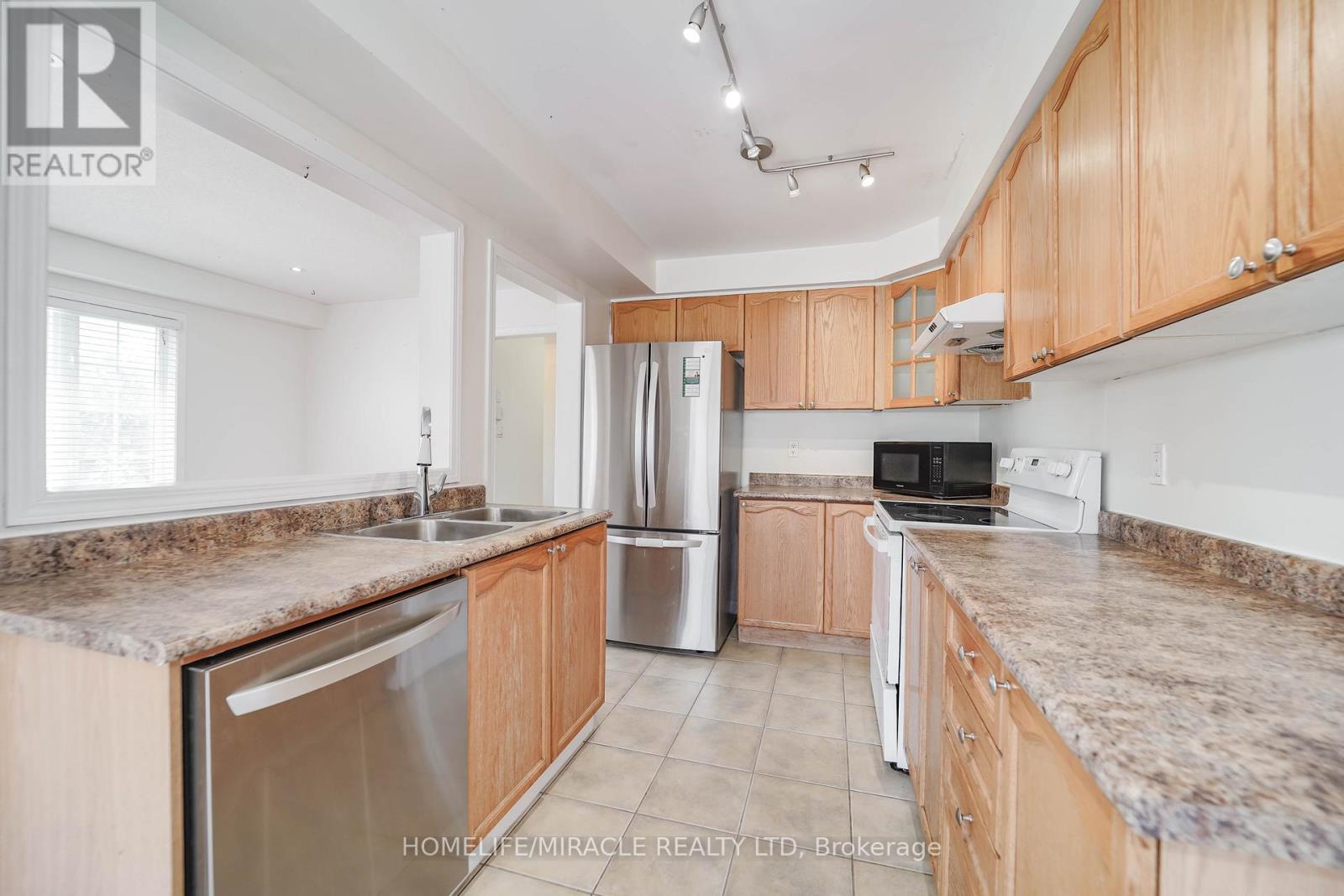Photo 2 of 95 Kirkland Place, Whitby ON
