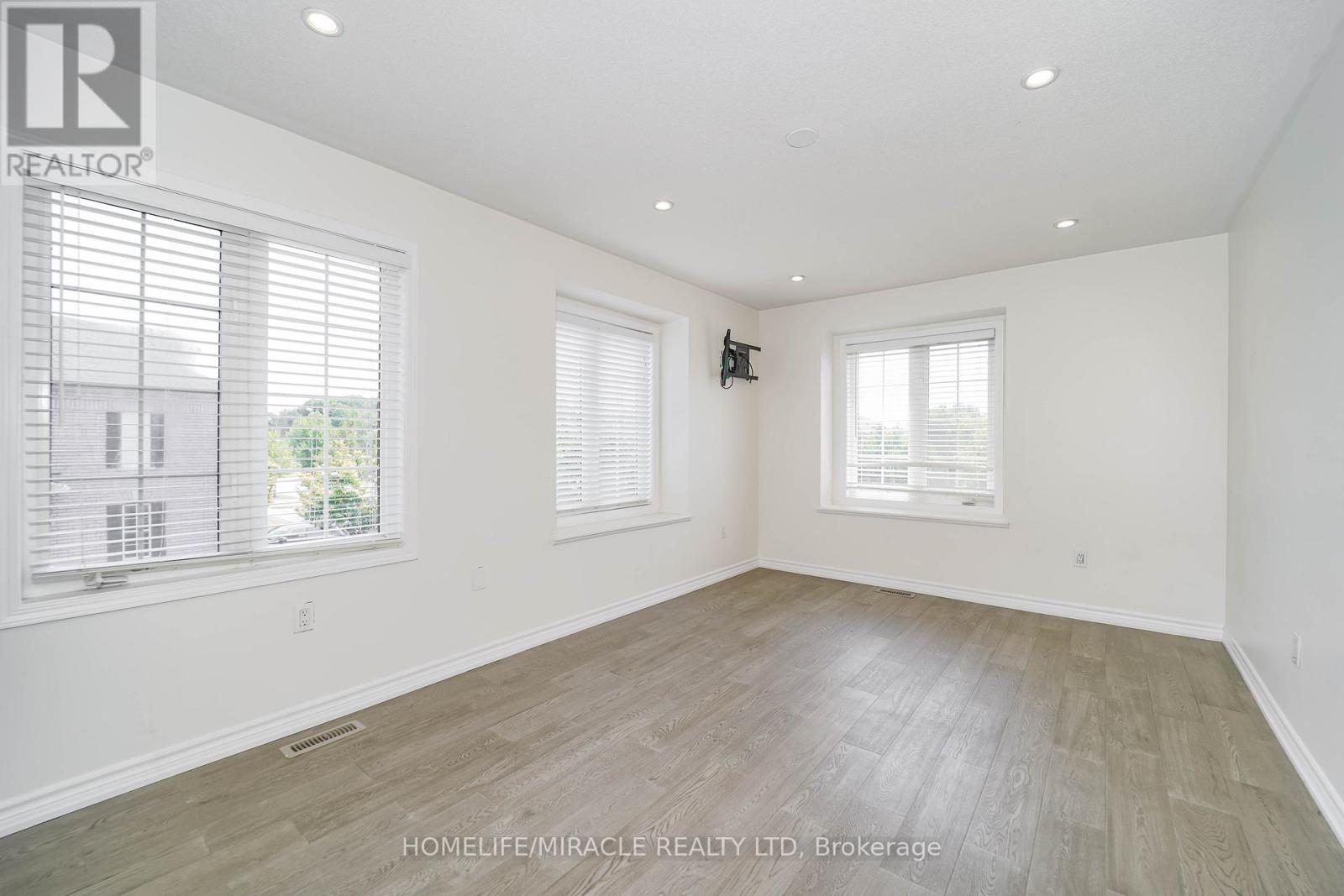 Photo 23 of 95 Kirkland Place, Whitby ON