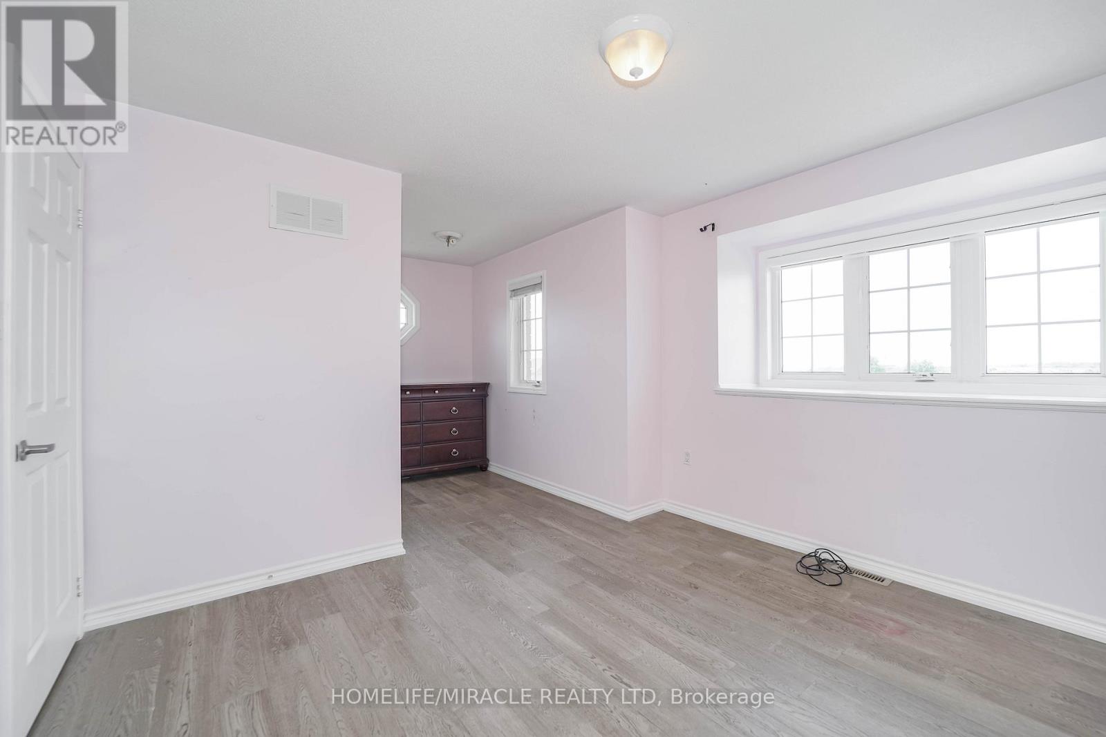Photo 28 of 95 Kirkland Place, Whitby ON