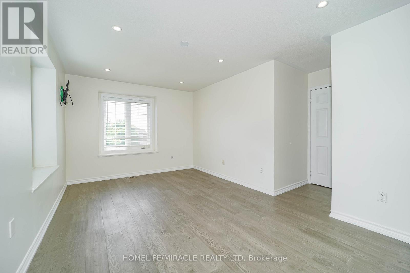 Photo 3 of 95 Kirkland Place, Whitby ON