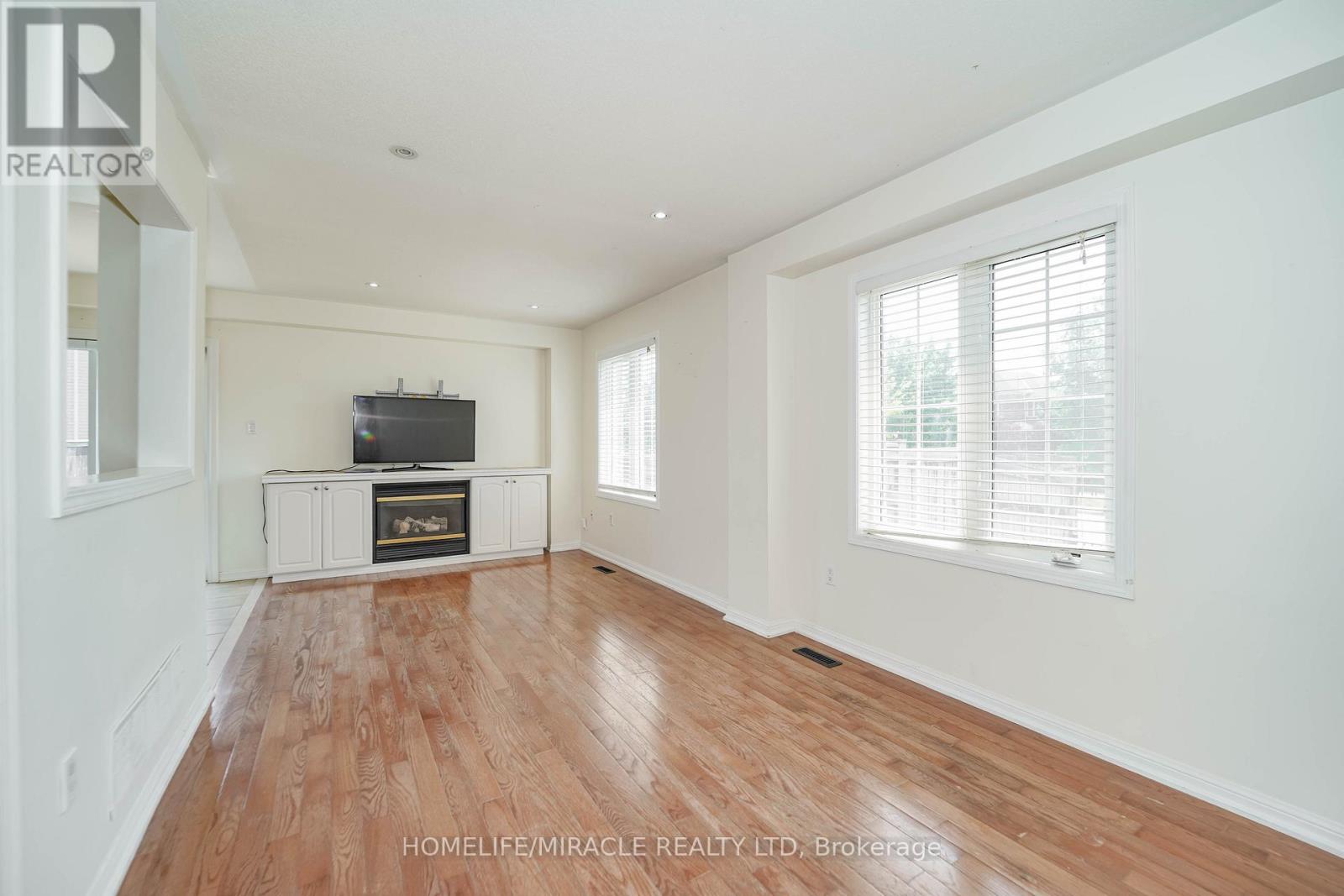 Photo 4 of 95 Kirkland Place, Whitby ON