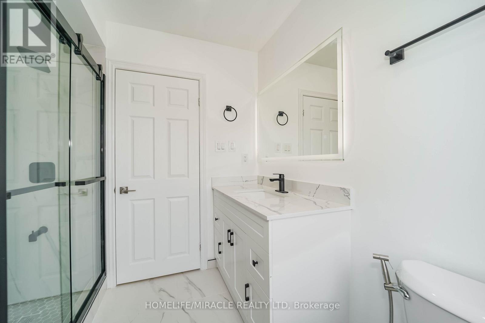 Photo 5 of 95 Kirkland Place, Whitby ON