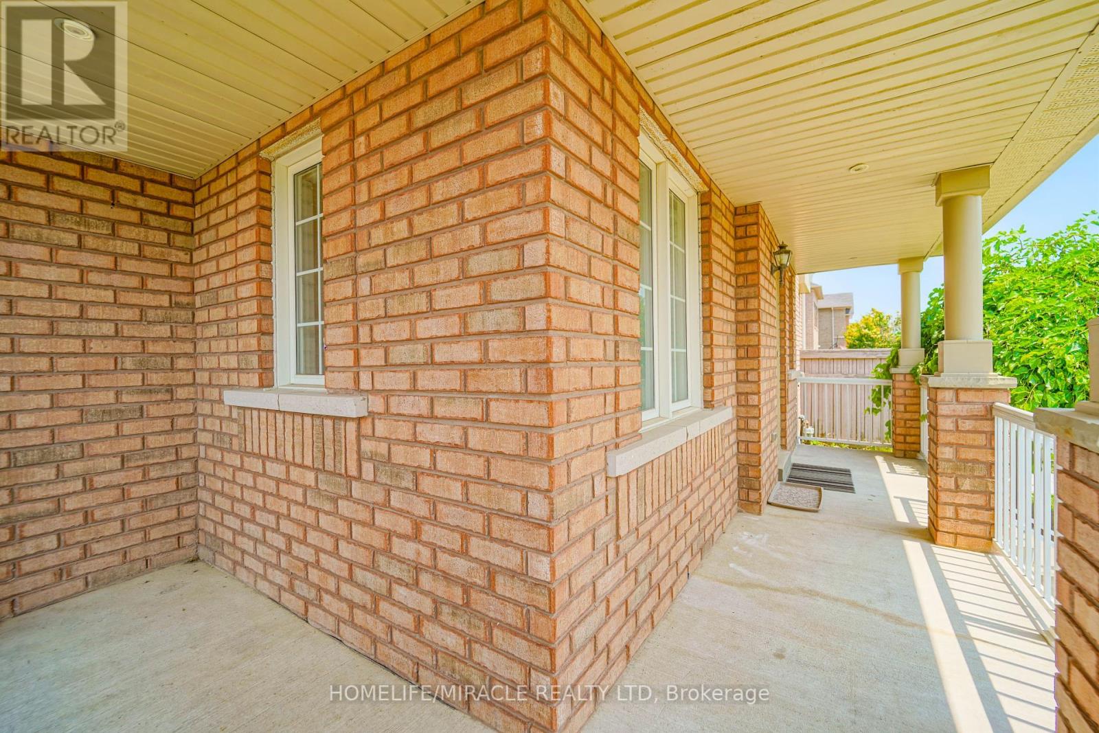 Photo 8 of 95 Kirkland Place, Whitby ON