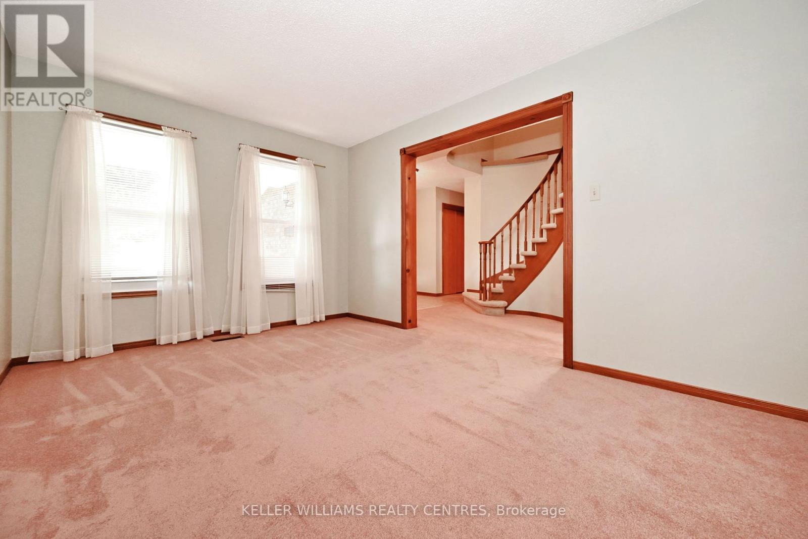 Photo 43 of 16 Lanewood Drive, Aurora ON