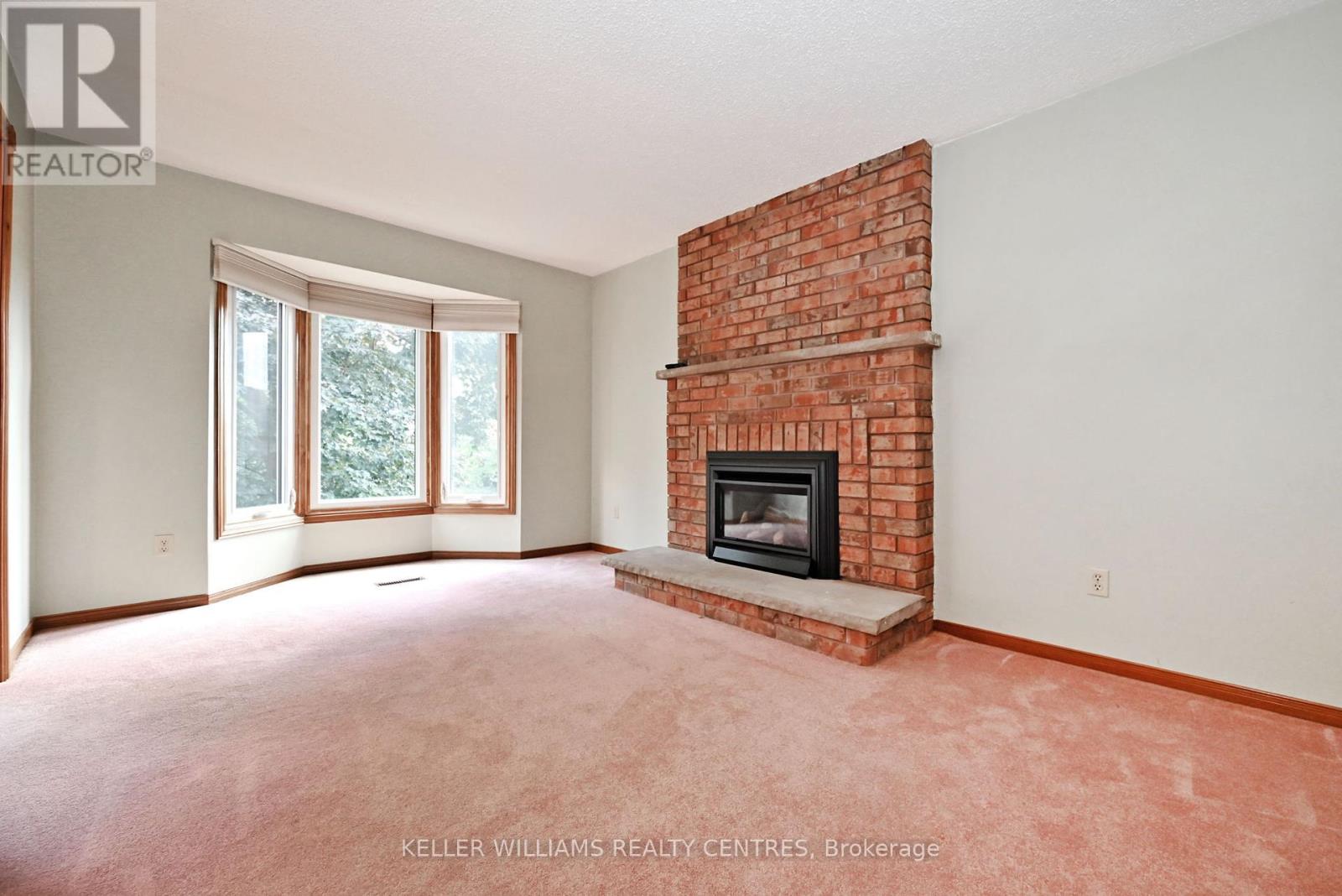 Photo 4 of 16 Lanewood Drive, Aurora ON