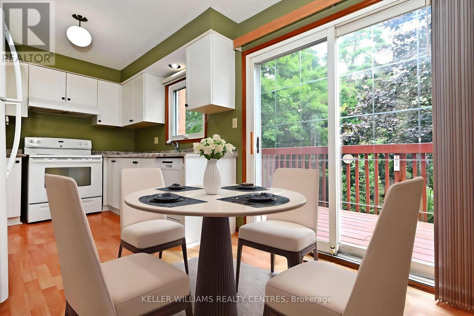 Photo 2 of 16 Lanewood Drive, Aurora ON