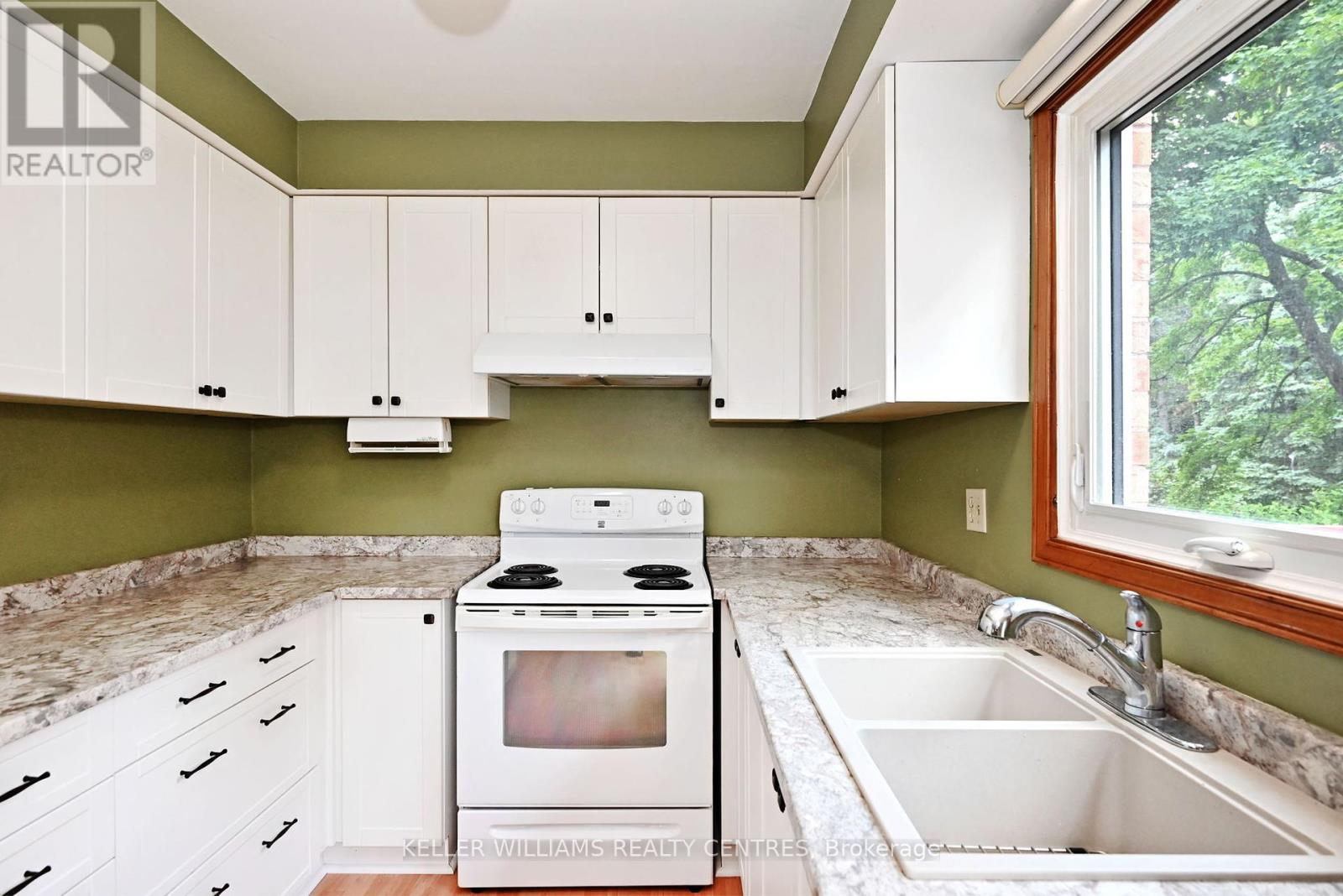 Photo 31 of 16 Lanewood Drive, Aurora ON