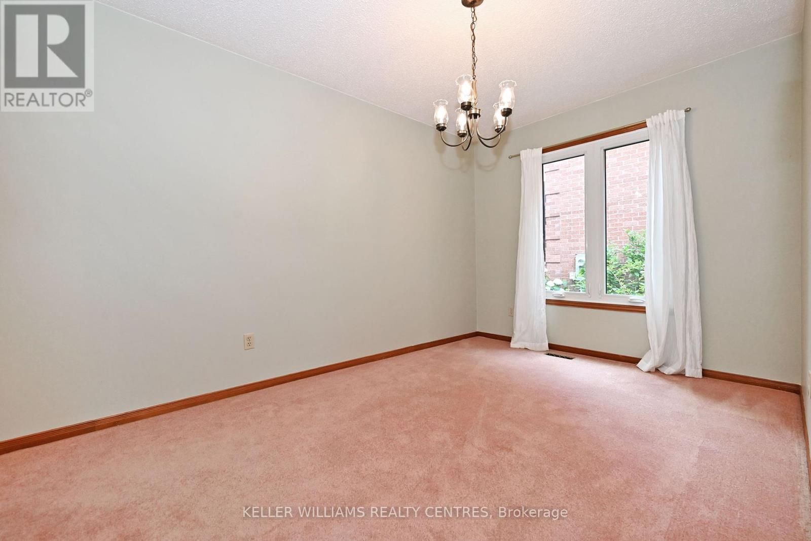 Photo 32 of 16 Lanewood Drive, Aurora ON