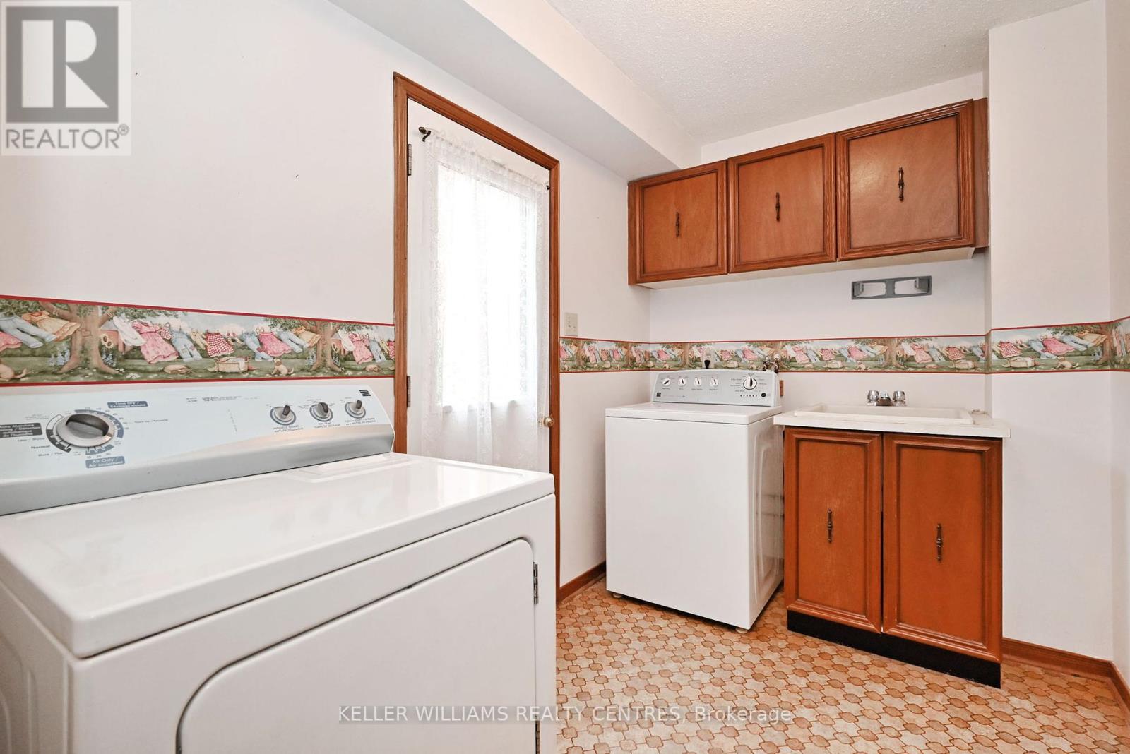 Photo 11 of 16 Lanewood Drive, Aurora ON
