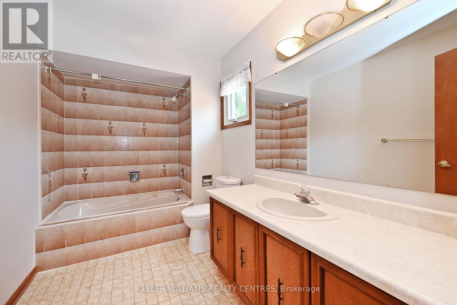 Photo 37 of 16 Lanewood Drive, Aurora ON