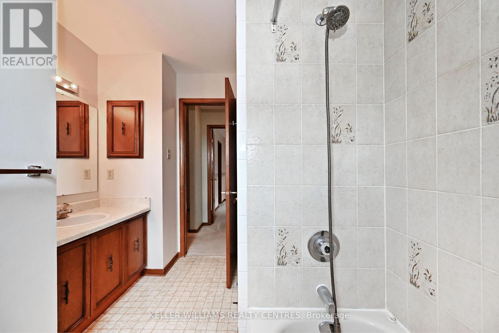 Photo 7 of 16 Lanewood Drive, Aurora ON