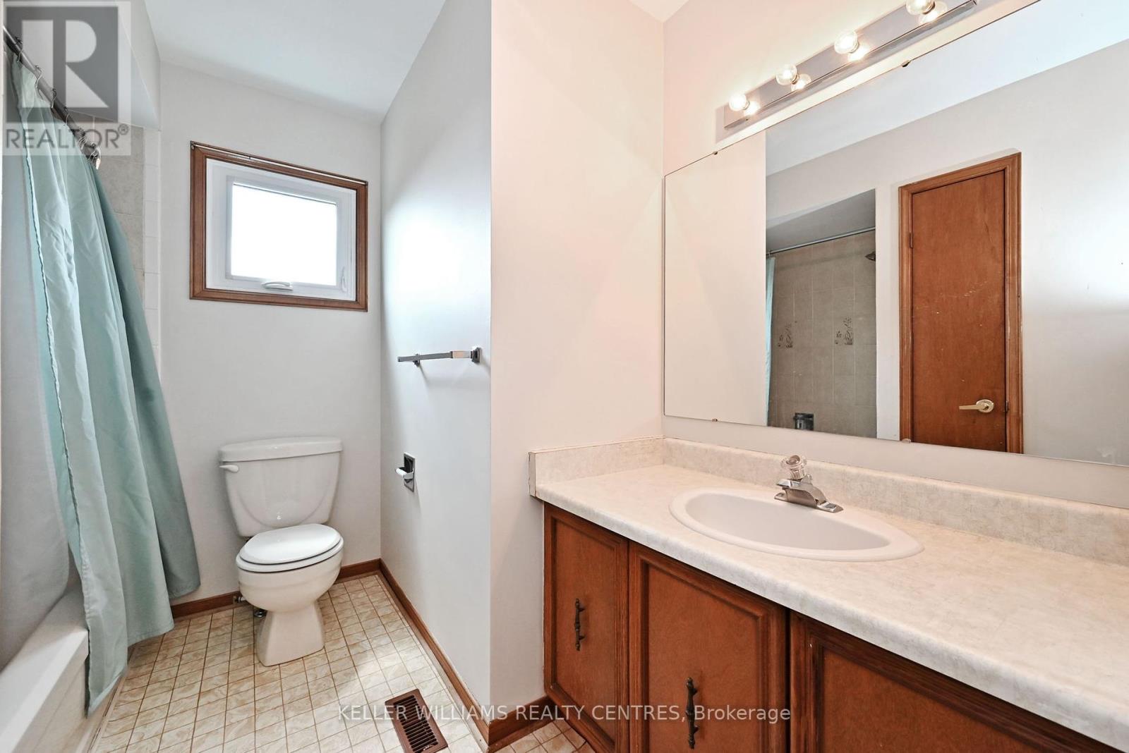 Photo 38 of 16 Lanewood Drive, Aurora ON