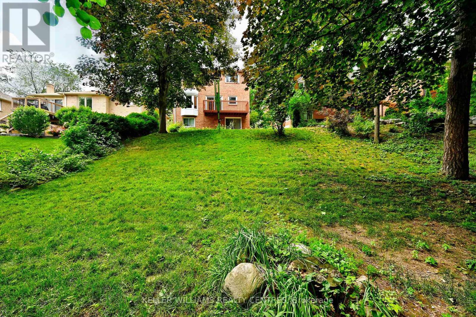 Photo 8 of 16 Lanewood Drive, Aurora ON
