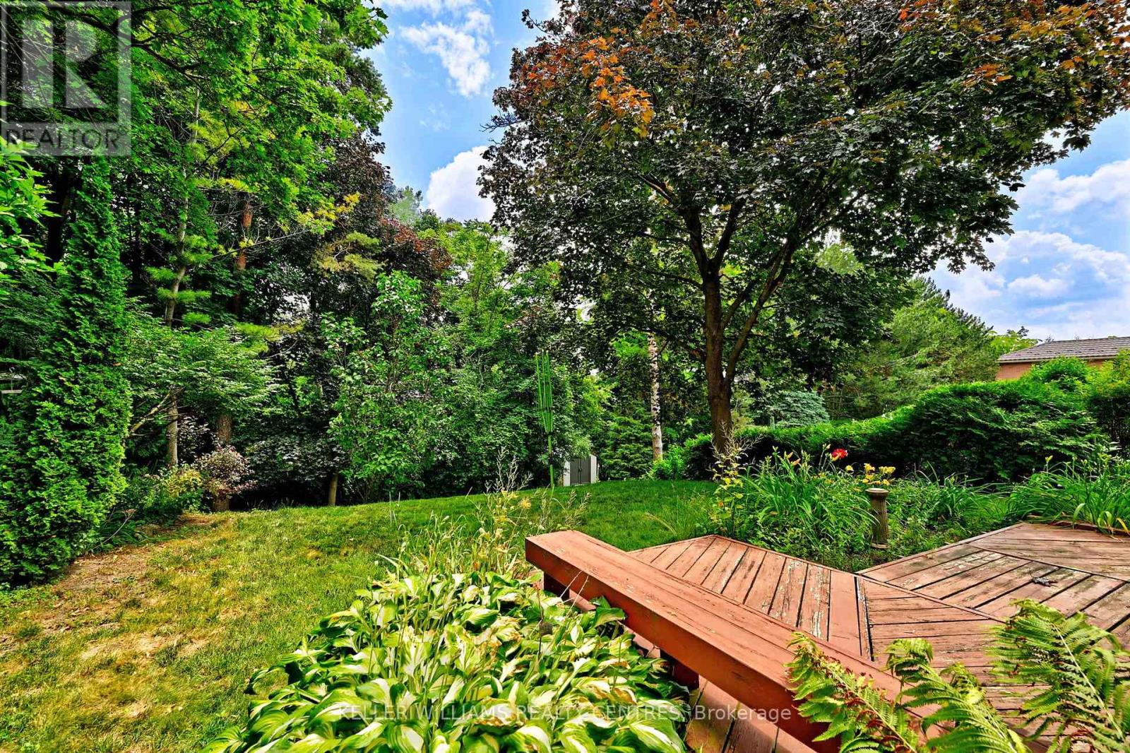 Photo 10 of 16 Lanewood Drive, Aurora ON