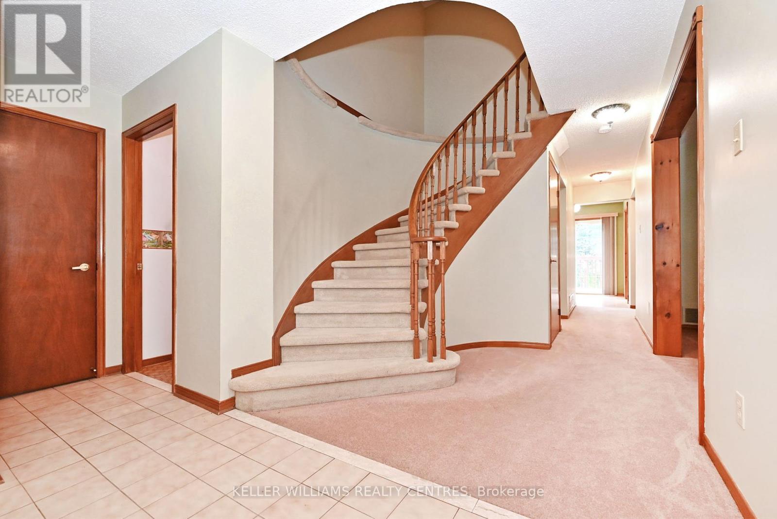 Photo 29 of 16 Lanewood Drive, Aurora ON