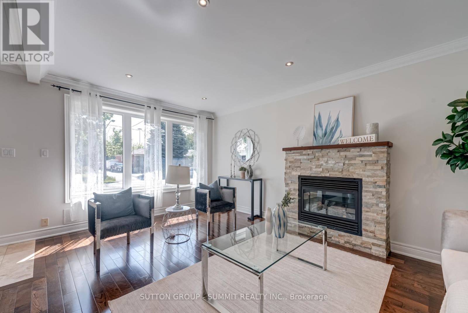 Photo 10 of 47 Rayside Drive S, Toronto ON
