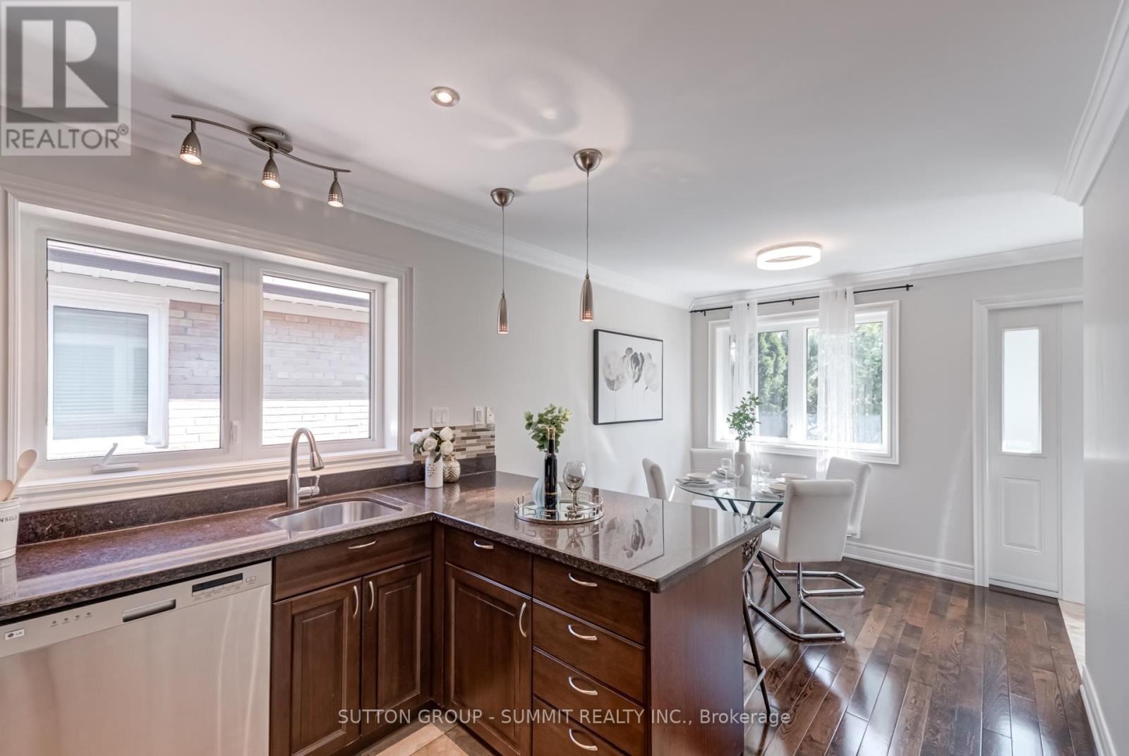 Photo 13 of 47 Rayside Drive S, Toronto ON