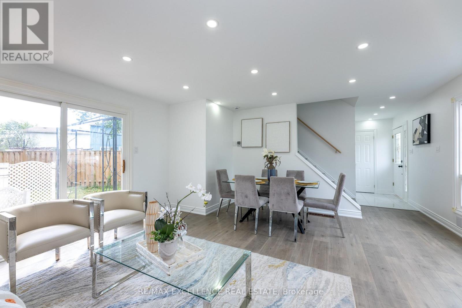Photo 10 of 20 Hedgeson Court, Brampton ON