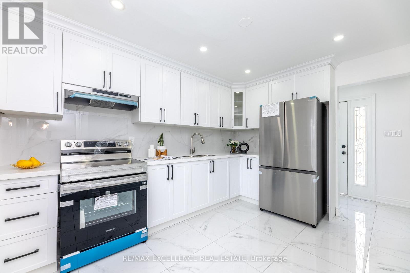 Photo 12 of 20 Hedgeson Court, Brampton ON