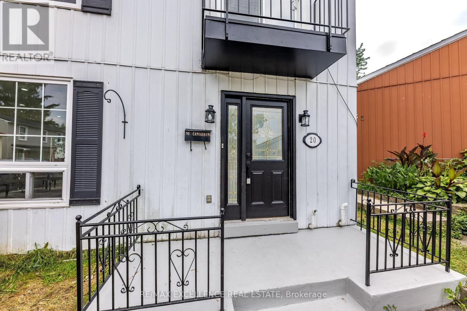 Photo 4 of 20 Hedgeson Court, Brampton ON