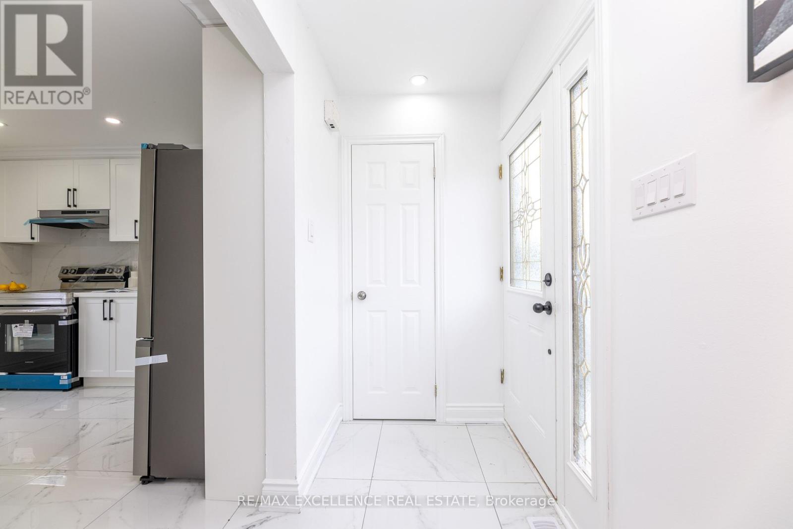 Photo 5 of 20 Hedgeson Court, Brampton ON