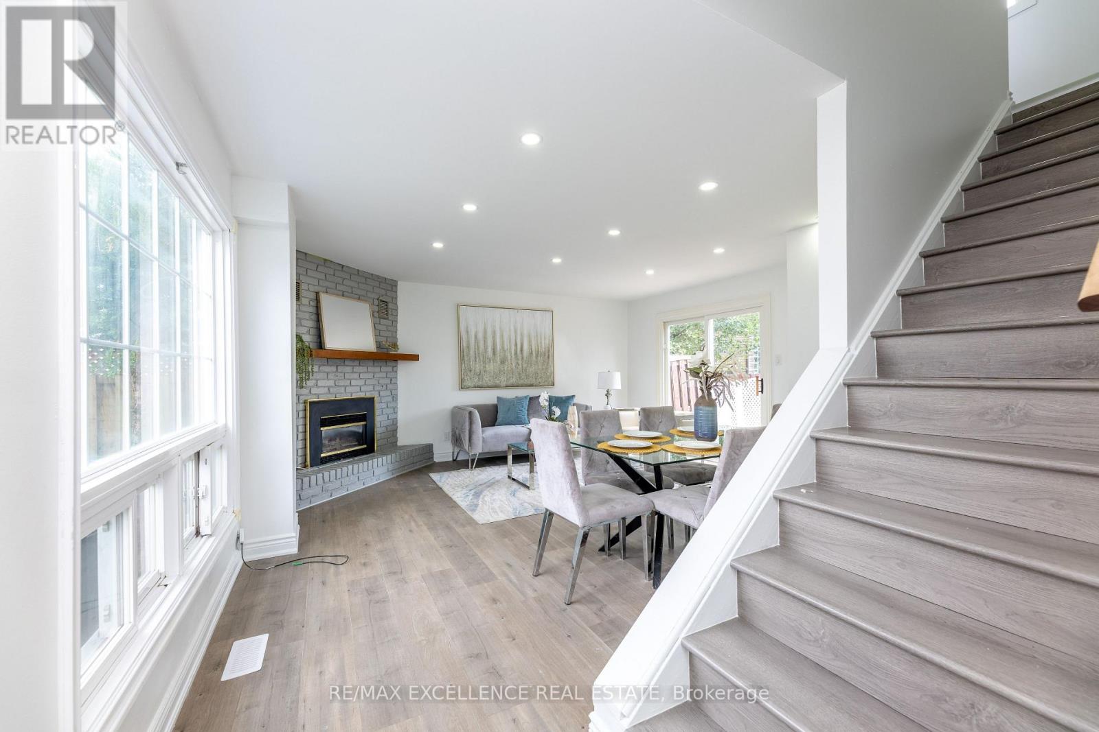 Photo 6 of 20 Hedgeson Court, Brampton ON