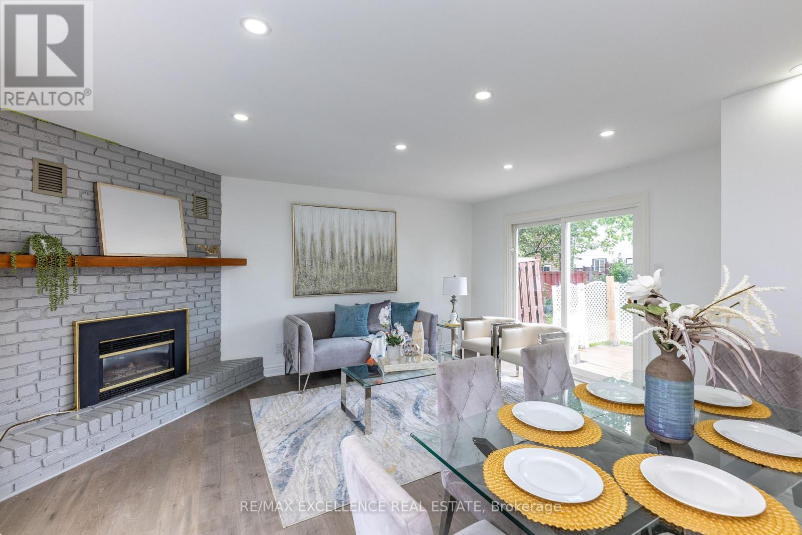Photo 8 of 20 Hedgeson Court, Brampton ON