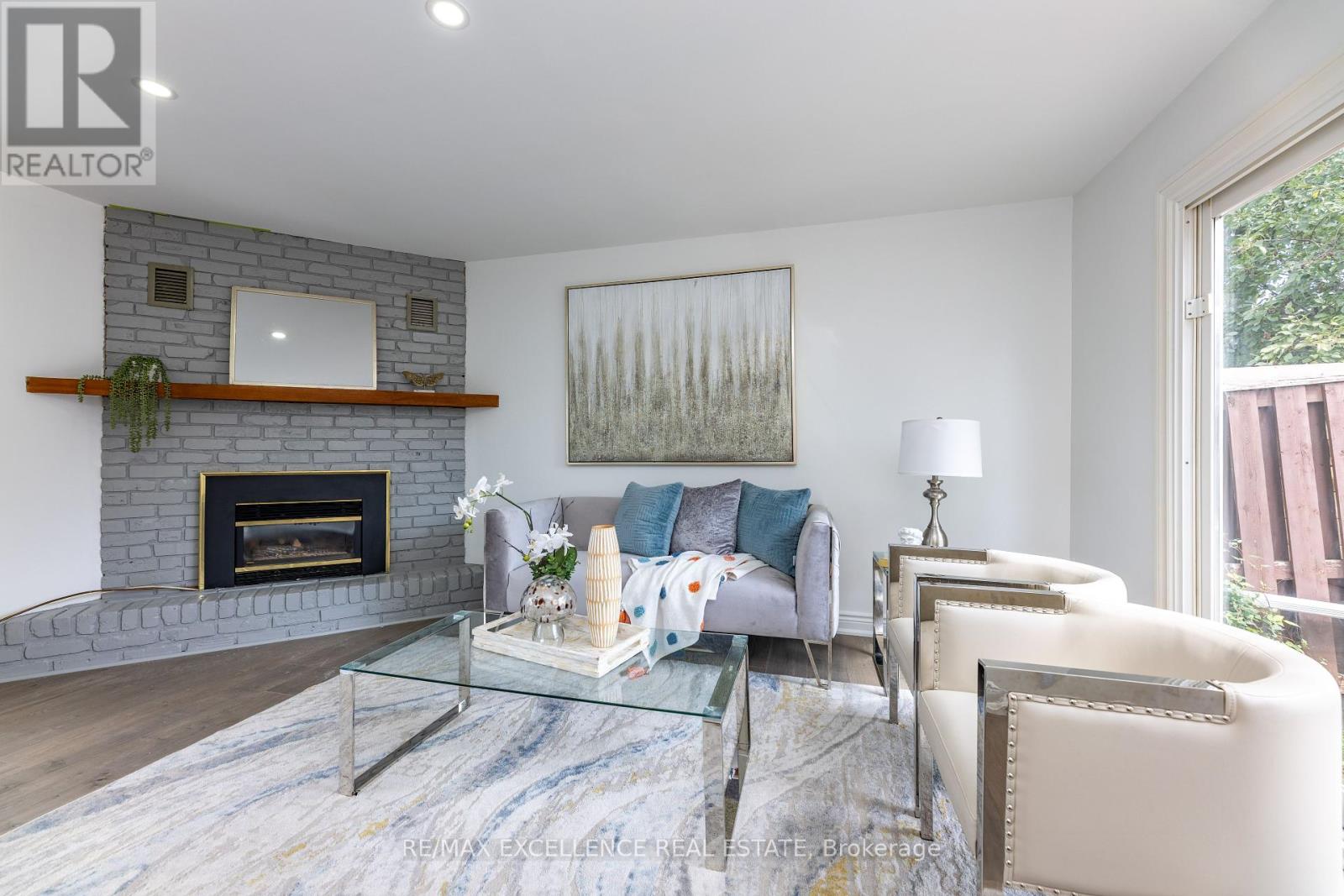Photo 9 of 20 Hedgeson Court, Brampton ON