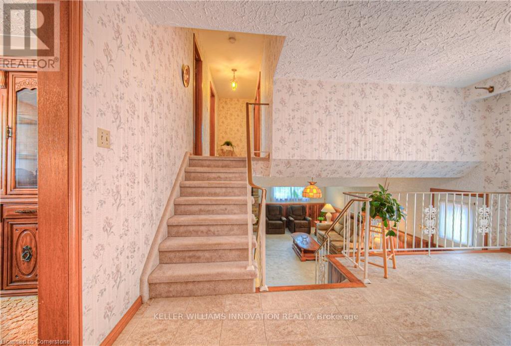 Photo 19 of 641 Black Oak Crescent, Waterloo ON