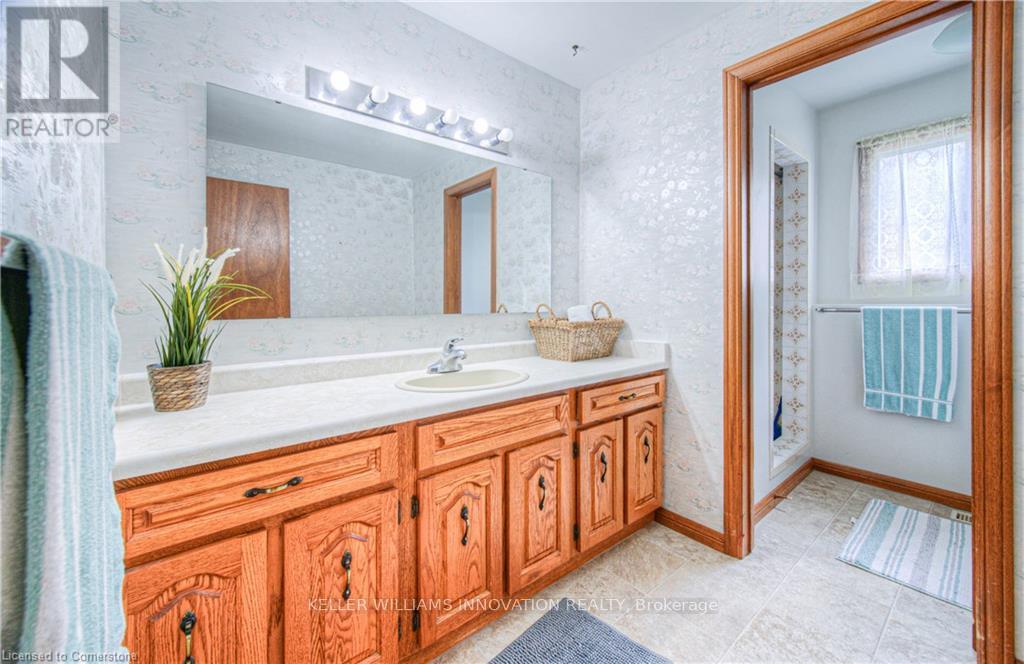 Photo 24 of 641 Black Oak Crescent, Waterloo ON