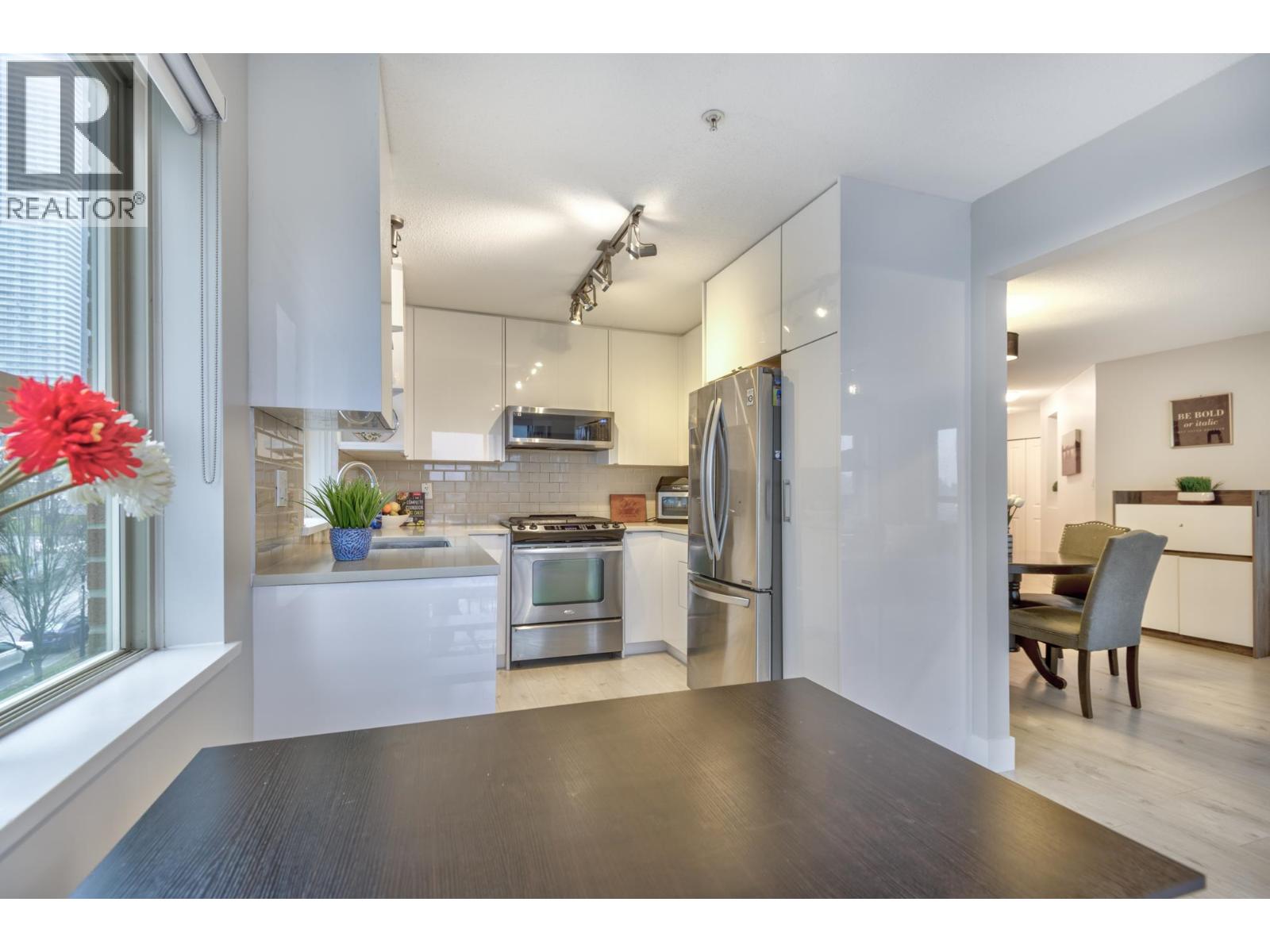 Photo 5 of 305 4728 Dawson Street, Burnaby BC