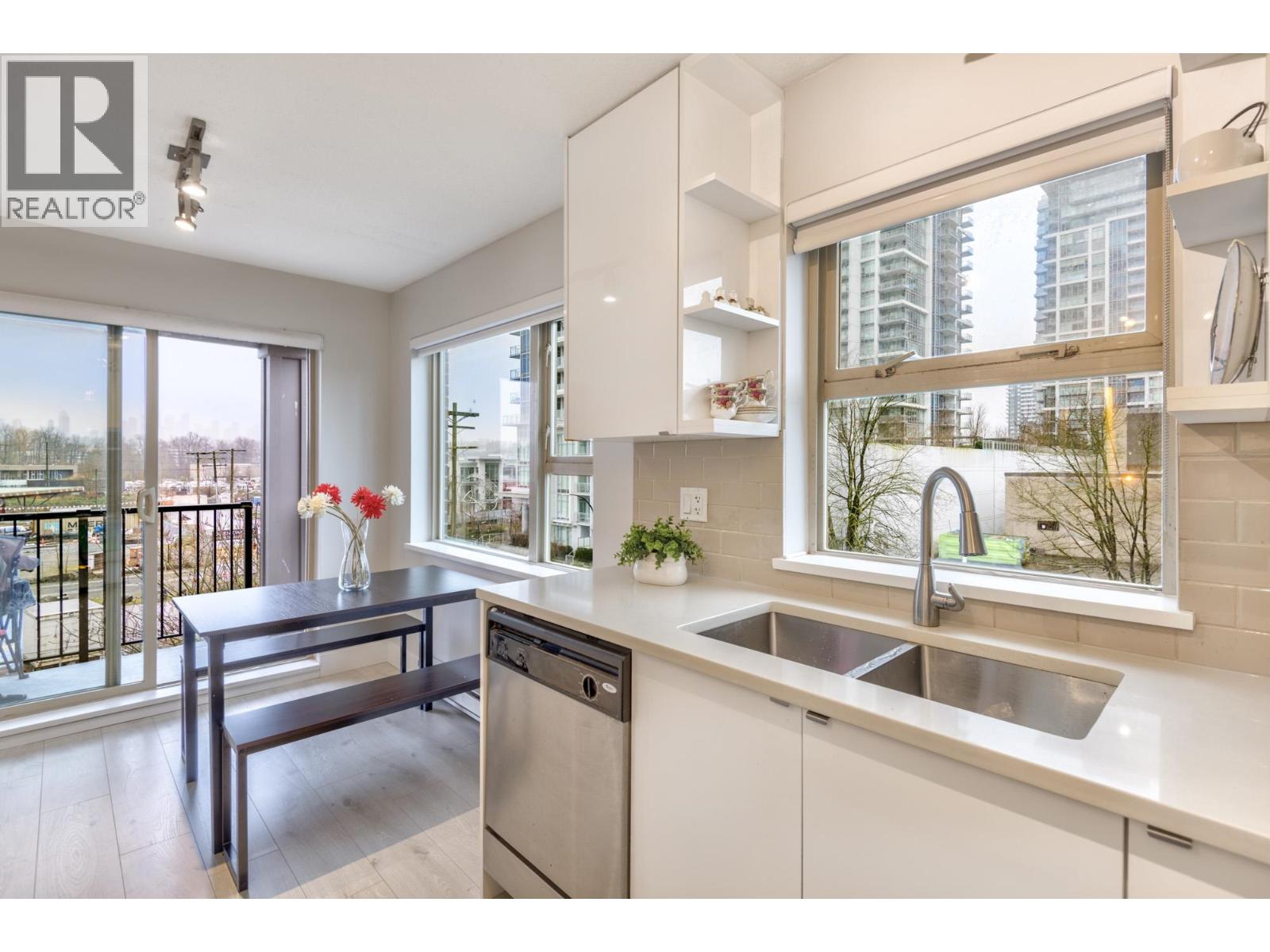 Photo 4 of 305 4728 Dawson Street, Burnaby BC