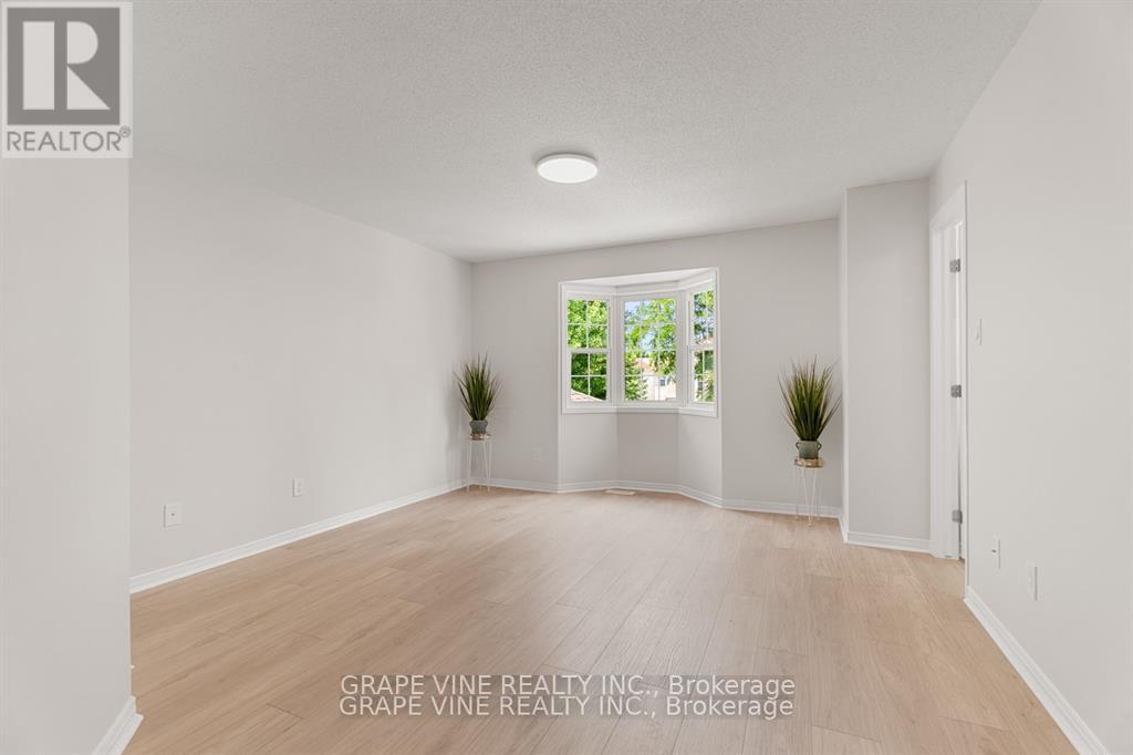 Photo 10 of 564 Aberfoyle Circle, Ottawa ON