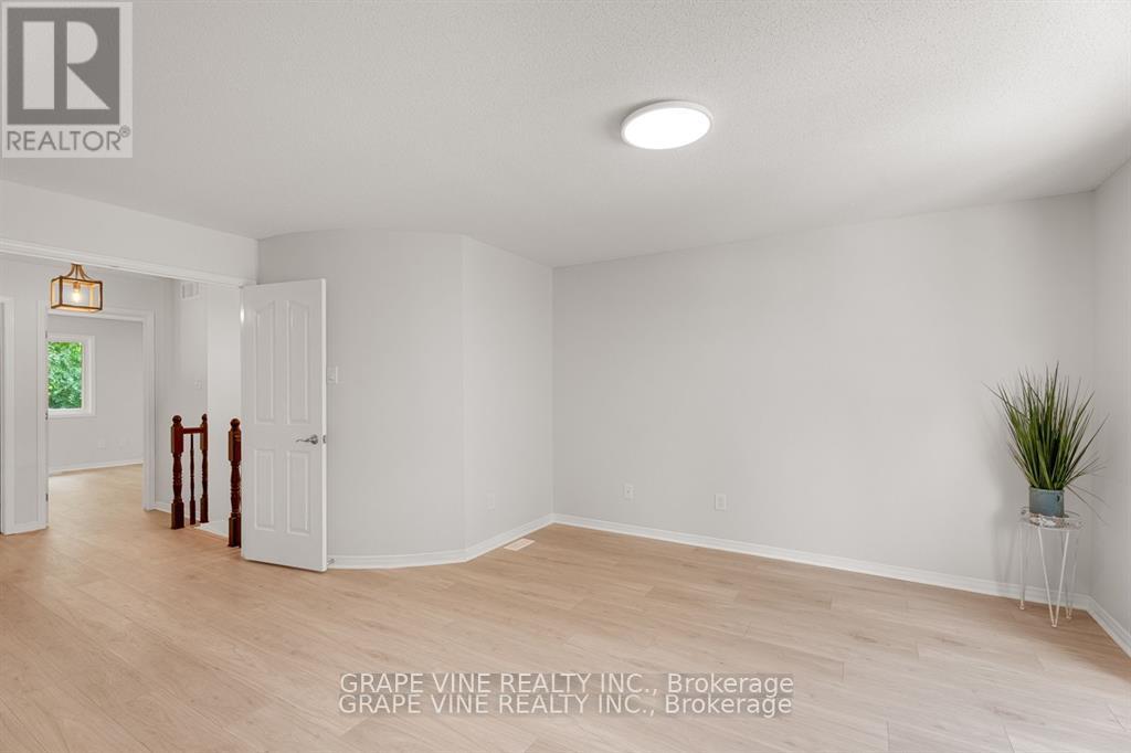 Photo 12 of 564 Aberfoyle Circle, Ottawa ON