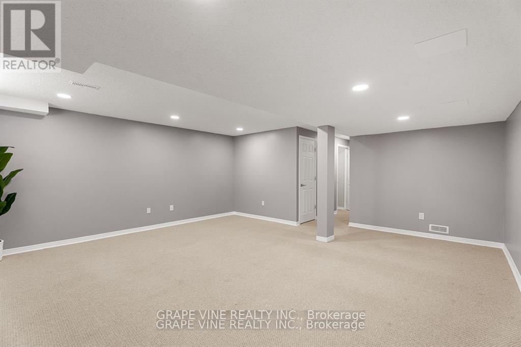 Photo 18 of 564 Aberfoyle Circle, Ottawa ON