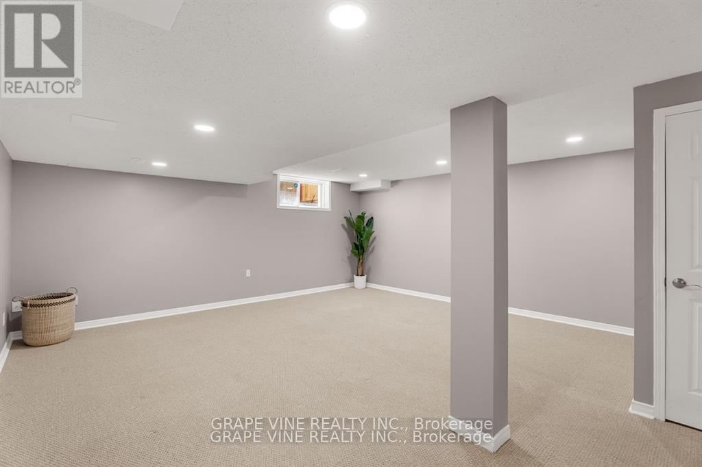 Photo 19 of 564 Aberfoyle Circle, Ottawa ON